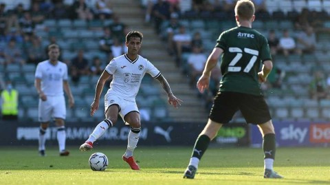 普利茅斯与斯旺西夏日绿茵对决：一组光影定格的热身赛记忆