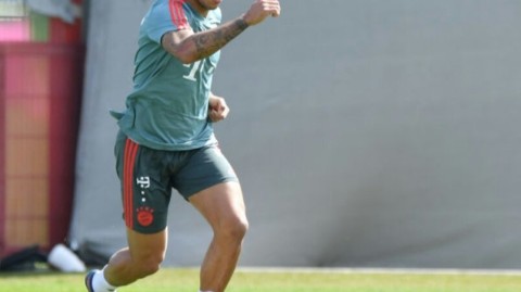 莱万犀利目光引猜想 拜仁训练内斗阴霾渐散