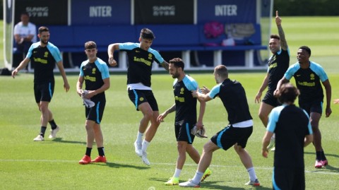 蓝黑军团决战前夕备战直击 圣西罗静待德比风云再起