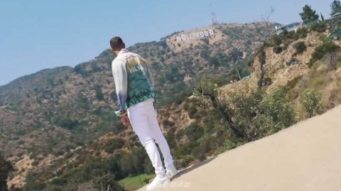 本泽马气度非凡神采飞扬，绿茵硬汉化身时尚宠儿引爆出道猜想