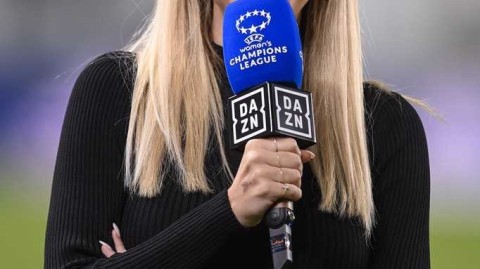 五大联赛因国家队比赛日暂停，美女主播莱奥塔转战都灵报道女足欧冠，尤文图斯主场憾负切尔西