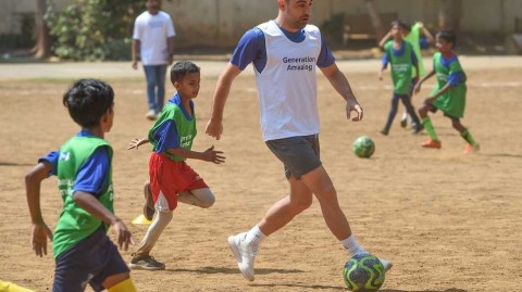 绿茵传承梦想：哈维孟买行，点亮少年足球希望之光