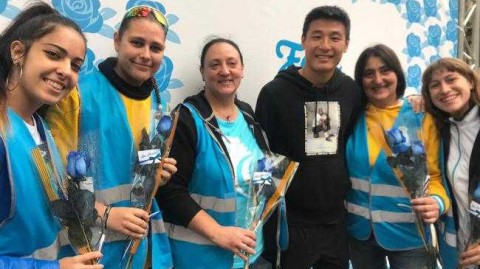 武磊的巴塞罗那情缘：蓝色玫瑰下的圣乔治日