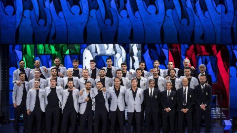 蓝衣男模队空降荧屏：意大利国家队西装革履亮相电视节目，帅气难挡