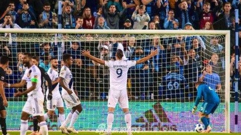 三十八岁伊布上演帽子戏法，王者风范引领洛杉矶银河七比二狂胜堪萨斯城