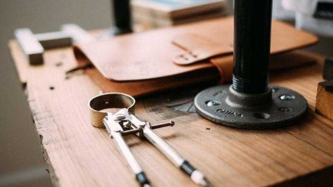 欧洲杯惊现“女装大佬” 男球迷观战造型抢镜