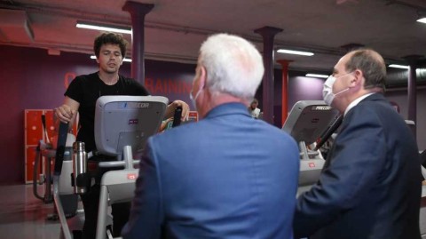 白天亲临重启的运动中心，晚间却成密接者：法国总理卡斯泰的戏剧性一日