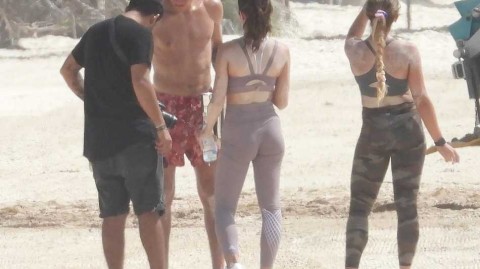 埃德森·阿尔瓦雷斯：海滩上的阳光与阿贾克斯铁腰的惬意时光