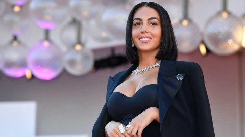 乔治娜·罗德里格斯威尼斯红毯绽放 一袭黑裙诠释极致性感