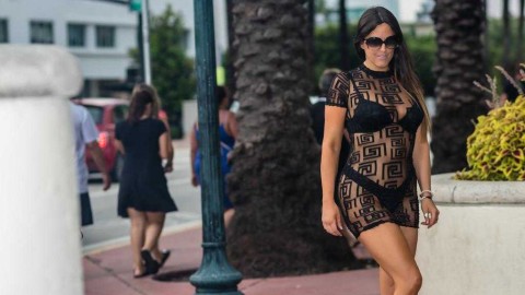 绿茵场外的璀璨：克劳迪娅-罗马尼迈阿密街头演绎夏日性感风