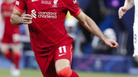 萨拉赫转会风波：巴萨与利物浦的薪金博弈