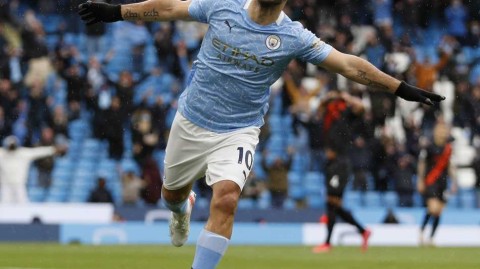 十年蓝月传奇终章：曼城为阿圭罗画像命名球场，不朽雕像永矗伊蒂哈德