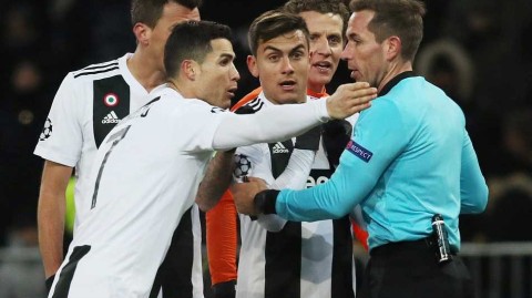 欧冠寒夜：C罗中柱徒悲叹，迪巴拉双响难救主，尤文客负仍头名