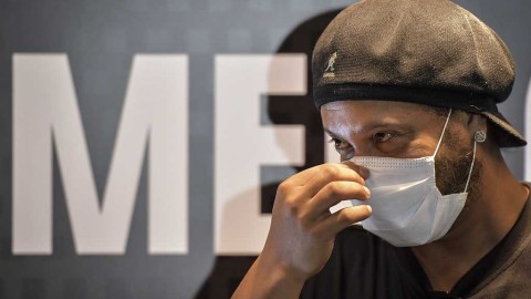 传奇球星罗纳尔迪尼奥确诊新冠，绿茵精灵面临场外考验