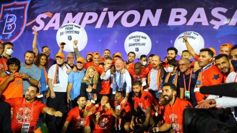 三十年的等待圆梦一刻！伊斯坦布尔队史首夺土超联赛冠军