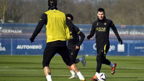 巴黎圣日耳曼赛前备战掠影：姆巴佩展露笑容梅西专注训练