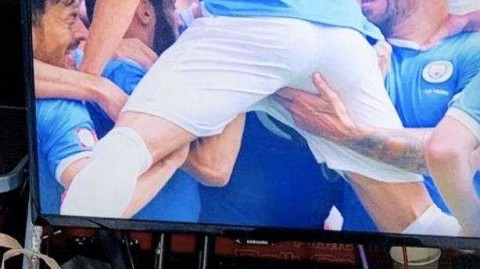 曼城庆祝时刻竟现咸猪手 费迪南德火眼金睛揪出幕后黑手