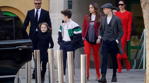 气场全开！贝嫂红装率全家观秀，小七波波头酷似迷你女魔头