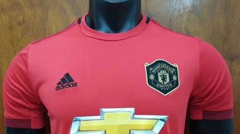 曼联新球衣引热议 复古队徽设计遭球迷疯狂吐槽