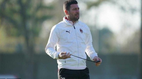 临危受命的红黑领航人：博内拉指挥米兰备战