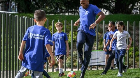 传奇巨星的暖心一课 德罗巴与孩子们在日内瓦追逐健康与梦想