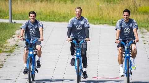 德意志战车减压有妙招 绿茵场惊现“弹脑嘣”童趣一幕