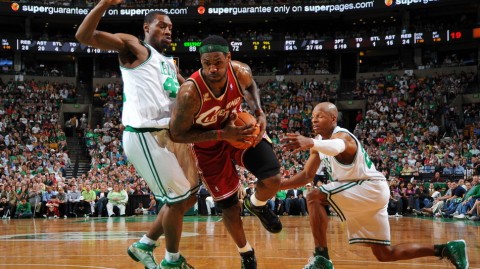 詹姆斯42分难救主，雷阿伦33分引领绿军击退骑士巅峰对决