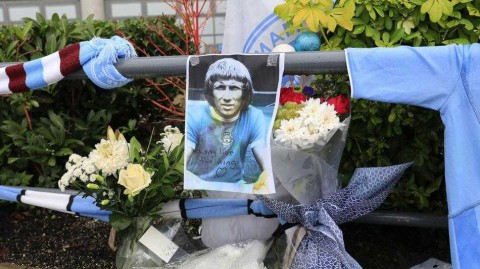 永恒的王：光影中追忆曼城传奇科林·贝尔