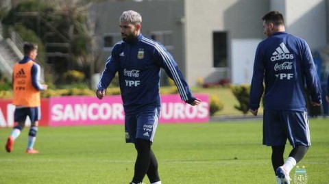 梅西与阿圭罗：国家队再聚首，玫瑰CP的友情新篇章