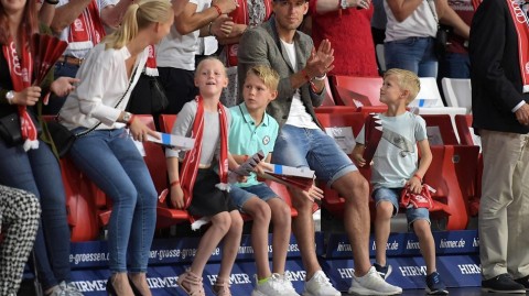 罗本退役后变身家庭守护者 携爱子观战篮球赛尽显父爱