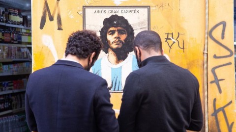 罗马街头敬意不朽：在壁画前与马拉多纳的永恒相遇