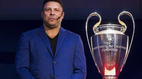 传奇邂逅：罗纳尔多墨西哥城携欧冠奖杯，再现“外星人”风采