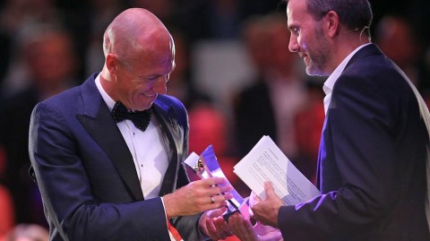 致敬飞侠别样荣光：罗本获体育图片报特别奖，忆往昔峥嵘岁月稠