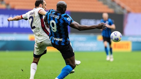 蓝黑军团的关键一跃：达米安一锤定音，国米力擒卡利亚里的光影瞬间