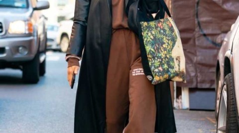 伊莉娜莎伊克纽约街头展型格 咖色运动装配黑色皮大衣霸气十足