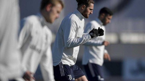 冬日暖阳下的备战：尤文图斯训练课中的专注与力量