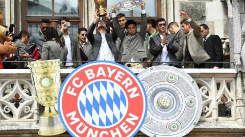 王者归来与离别之殇：玛丽亚广场的蓝白海洋，见证拜仁双冠加冕的温情时刻