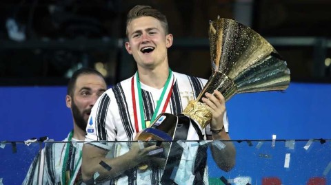 尤文图斯铁卫化身圣诞老人 德里赫特与女友医院送暖意