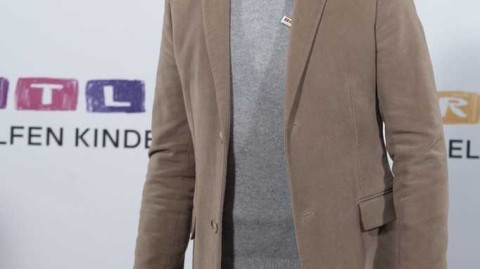 公益场上的“黄墙”传奇：魏登费勒休闲亮相，风采温暖依旧