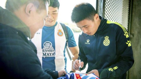 武磊暖心互动赢青睐 西班牙人球迷热情难挡