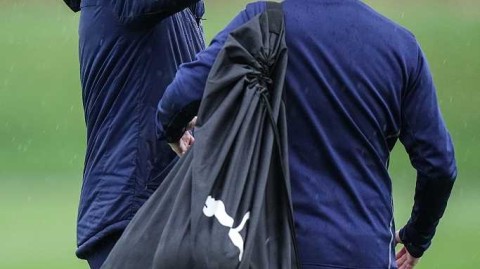 温情与专注：瓜迪奥拉欧冠赛前“摸头杀”鼓舞曼城众将