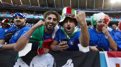 欧洲杯看台奇装秀：比利时意大利对决，球迷造型争奇斗艳
