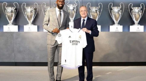 皇马新盾亮相伯纳乌 吕迪格身披二十二号开启白衣征程