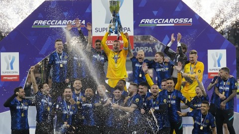 蓝黑军团力克斑马军团第六次捧起意大利超级杯