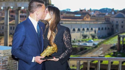 因莫比莱荣膺欧洲金靴 与爱妻定格温情瞬间