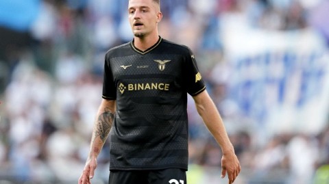 蓝鹰中场挥别意甲远赴沙特效力的离别时刻