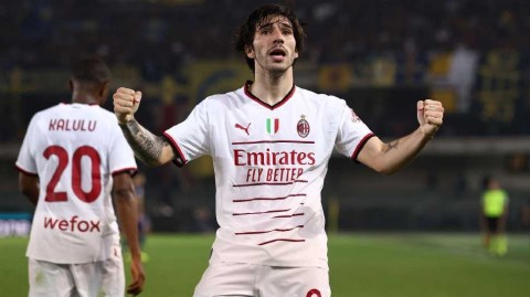 意甲第十轮红黑军团客场上演逆转绝杀托纳利终场建功