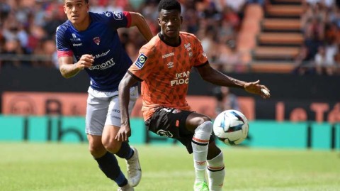 法甲赛场洛里昂主场力克十人克莱蒙 莫菲双响主宰比赛