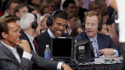 从球场传奇到政坛领袖：凯文·约翰逊与施瓦辛格的北京篮球之约