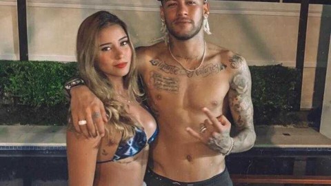 桑巴足坛新焦点：内马尔绯闻女友玛丽·塔瓦雷斯，妩媚与阳光交织的巴西玫瑰